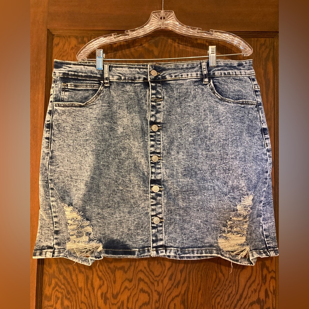 New without tags. Jean skirt, distressed size extra large